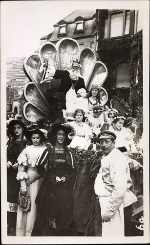 Foto Ak Köln am Rhein, Karneval, Festwagen, Personen in Kostümen