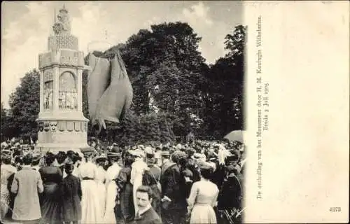 Ak Breda Nordbrabant Niederlande, Besucher am Denkmal, Monument Koningin Wilhelmina