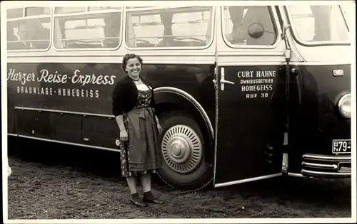 Foto Ak Hohegeiß Braunlage im Oberharz, Harzer Reise-Express, Omnibusbetrieb Curt Hahne, Frau