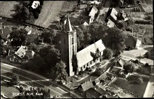 Ak Soest Utrecht Niederlande, N.H. Kerk, Fliegeraufnahme