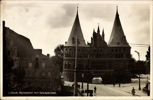 Ak Hansestadt Lübeck, Holstentor mit Salzspeicher