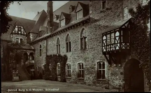 Ak Burg an der Wupper Solingen, Schloss Burg, Schlosshof