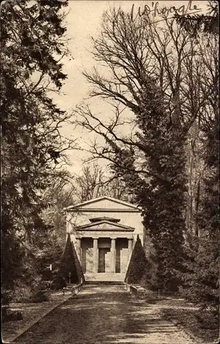 Ak Berlin Charlottenburg, Blick auf das Mausoleum, Park, Weg