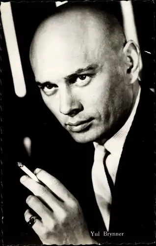 Ak Schauspieler Yul Brynner, Portrait mit Zigarette