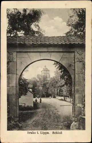 Ak Brake Lemgo in Lippe, Blick durch ein Tor zum Schloss