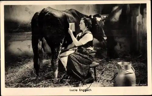 Ak Schauspielerin Lucie Englisch beim Melken, Filmszene, Kuh