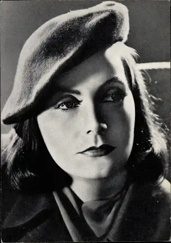 Ak Schauspielerin Greta Garbo, Portrait mit Mütze, Autogramm
