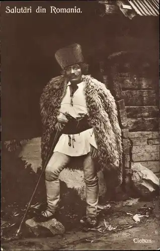 Ak Rumänischer Bauer, Gehstock, Pelz