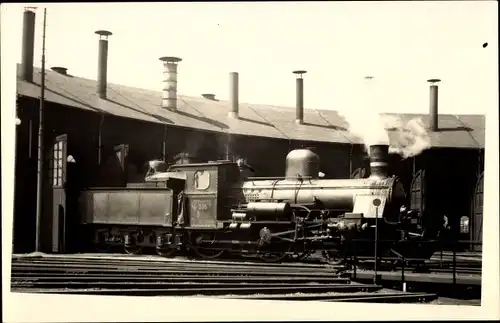 Foto Ak Deutsche Eisenbahn, Dampflok in einem Stellwerk