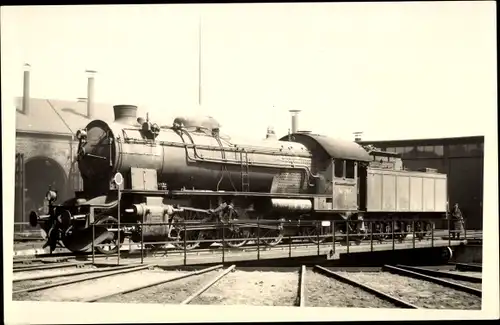 Foto Ak Deutsche Eisenbahn, Dampflok im Stellwerk