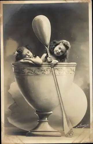 Ak Zwei Mädchen in einem Eierbecher, Löffel