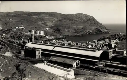 Ak Portbou Port Bou Katalonien, Bahnhof mit Umgebung