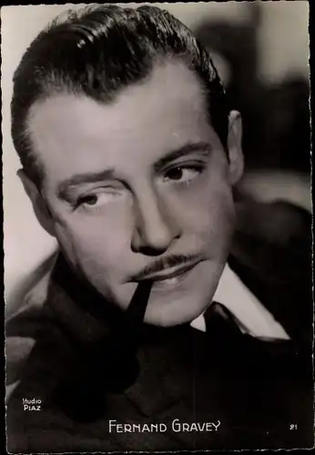 Ak Schauspieler Fernand Gravey, Portrait, Pfeife