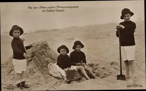 Ak Sopot Zoppot Polen, Vier Söhne des Kronprinzen Wilhelm von Preußen am Strand