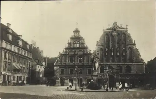 Foto Ak Riga Lettland, Stadtansicht, Platz, Passanten