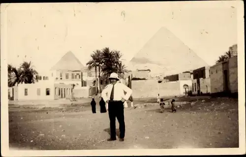 Foto Ak Ägypten, Straßenpartie mit Pyramiden im Hintergrund