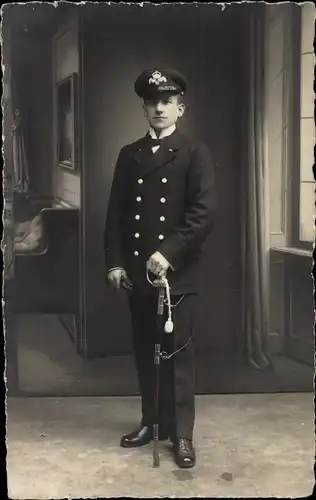 Foto Ak Offizier der Kaiserlichen Marine Georg Gruber, Standportrait in Uniform