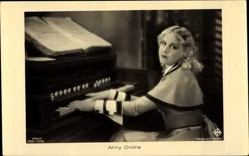 Ak Schauspielerin Anny Ondra, Portrait am Klavier, Ross 6740/1, UfA