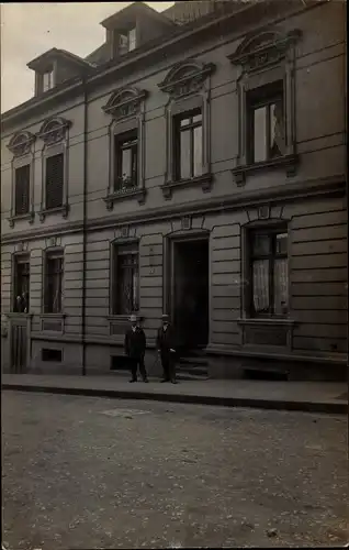 Foto Ak Unbekannter Ort, Zwei Männer vor einem Wohnhaus