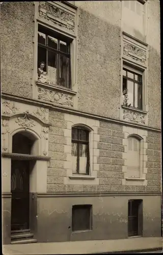 Foto Ak Barmen Wuppertal in Nordrhein Westfalen, Frauen mit Kindern am Fenster, Wohnhaus