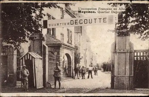 Ak Mainz am Rhein, Mayence, Kaserne Degoutte, Soldaten, Eingang