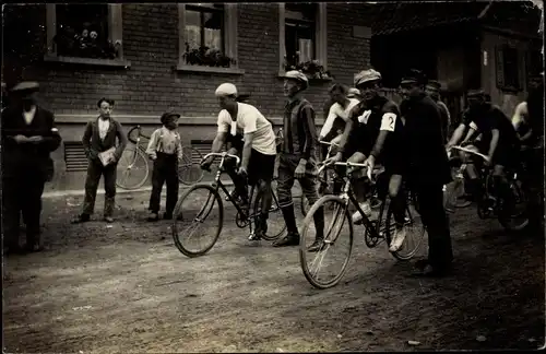 Foto Ak Radfahrer bei einem Radrennen