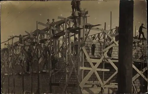 Foto Ak Unbekannter Ort, Bauarbeiter auf einem Gerüst, Baustelle