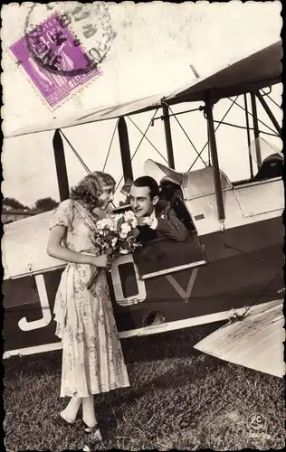 Ak Liebespaar an einem Flugzeug