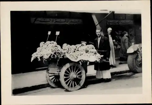 Foto Ägypten, Straßenhändler in Volkstracht