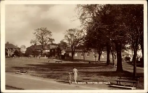 Ak Norton Stockton on Tees Durham England, The Green, Passanten, Wohnhäuser
