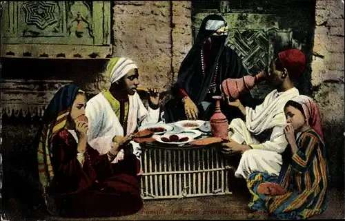 Ak Ägypten, Einheimische in Tracht am Tisch, Familienbild