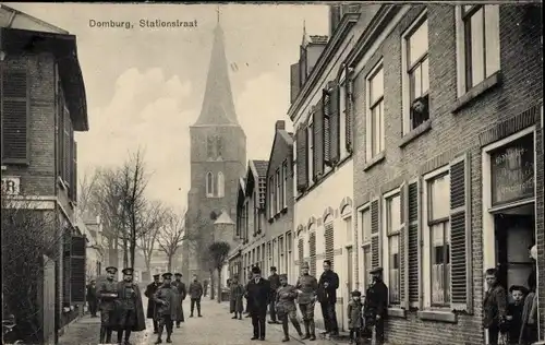 Ak Domburg Veere Zeeland Niederlande, Stationstraat, Anwohner, Soldaten