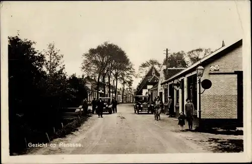 Ak Renesse Schouwen-Duiveland Zeeland, Straßenpartie, Passanten, Autos