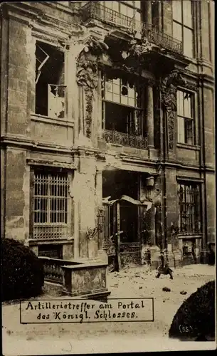 Foto Ak Berlin Mitte, Artillerietreffer am Portal des Königlichen Schlosses