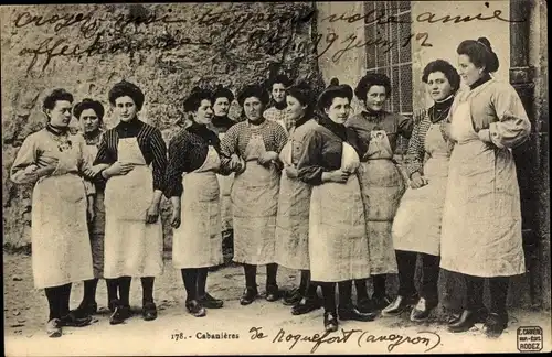 Ak Roquefort Aveyron, Cabanieres, Frauen mit Schürzen, Käseherstellung