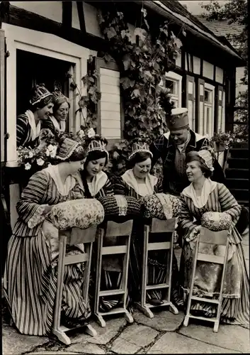 Ak Erzgebirge, Klippelsteig, historische Trachten des 18. Jahrhunderts, Erzgebirgs Ensemble Aue