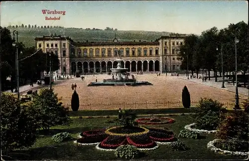 Ak Würzburg am Main Unterfranken, Bahnhof, Springbrunnen, Grünanlage