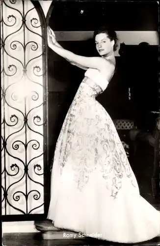 Ak Schauspielerin Romy Schneider, Portrait, Kleid