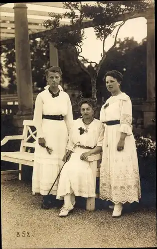 Foto Ak Bad Pyrmont in Niedersachsen, drei in weiß gekleidete Frauen, Parkbank