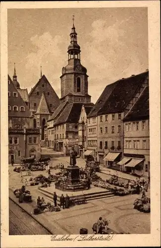 Ak Lutherstadt Eisleben, Platz mit Denkmal, Markt, Kirchturm, Turmuhr