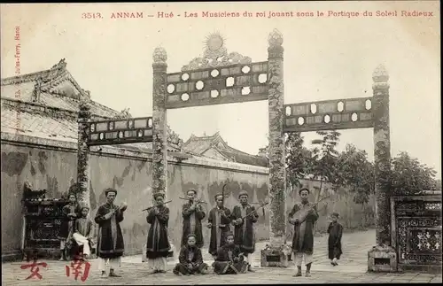 Ak Hue Vietnam, Les Musiciens du roi jouant sous le Portique du Soleil Radieux