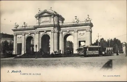 Ak Madrid Spanien, Puerta de Alcalá, Straßenpartie mit Blick auf ein Tor, Straßenbahn