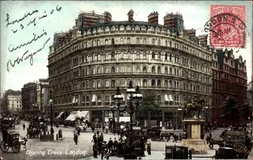 Ak London City, Charing Cross, Reiterstandbild, Straßenpartie, Gebäude, Passanten
