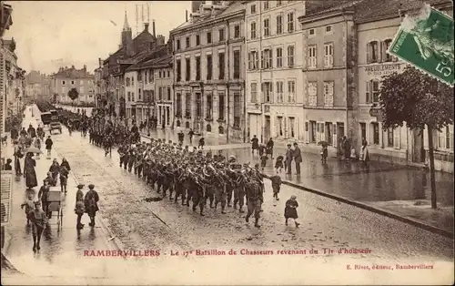 Ak Rambervillers Lothringen Vosges, Le 17e Bataillon de Chasseurs revenant du Tir d'honneur
