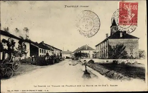 Ak Frapelle Lothringen Vosges, Le Centre du Village sur la Route de St. Dié a Saales