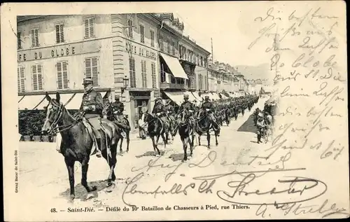 Ak Saint Dié Lothringen Vosges, Defile du 10e Bataillon de Chasseurs a Pied, rue Thiers