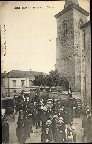 Ak Xertigny Lothringen Vosges, Sortie de la Messe