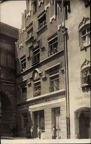 Foto Ak Nürnberg ?, Färberei Michael Heiner, Charkutier, Kinder vor einem Wohnhaus