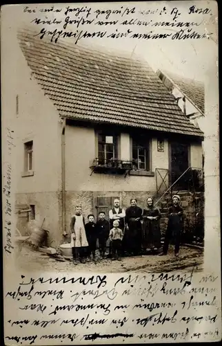 Foto Ak Bergen?, Familie vor einem Wohnhaus