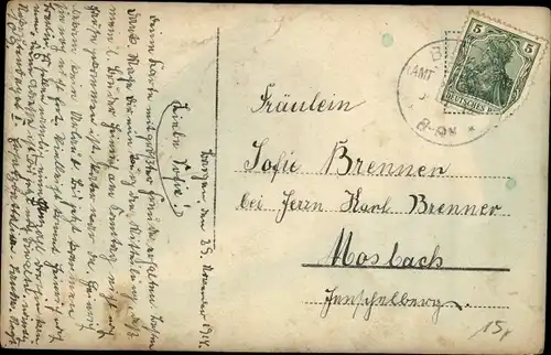 Foto Ak Bergen?, Familie vor einem Wohnhaus